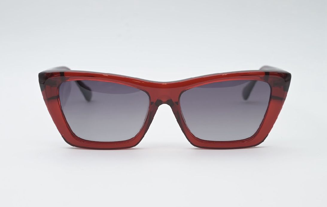 Sossa “Crimson Curve” – Sonnenbrille in transparentem Kirschrot